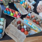 Am Schluss d&uuml;rfen sich die Kinder bunte Eier aussuchen.