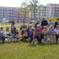 Gottesdienstbesucher*innen auf der Baustelle