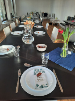 Gedeckter Tisch zum gemeinsamen Fastenbrechen