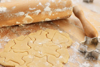 Teig wird ausgestochen für Weihnachtsplätzchen